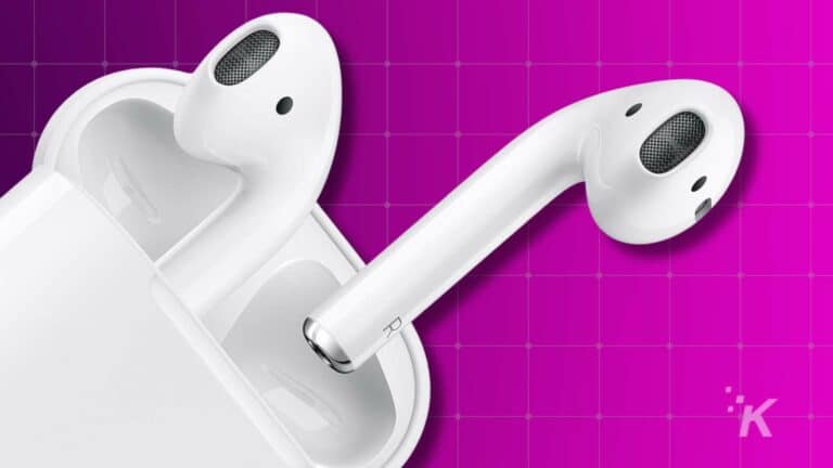 Primer plano de auriculares inalámbricos blancos sobre un fondo de rejilla violeta.