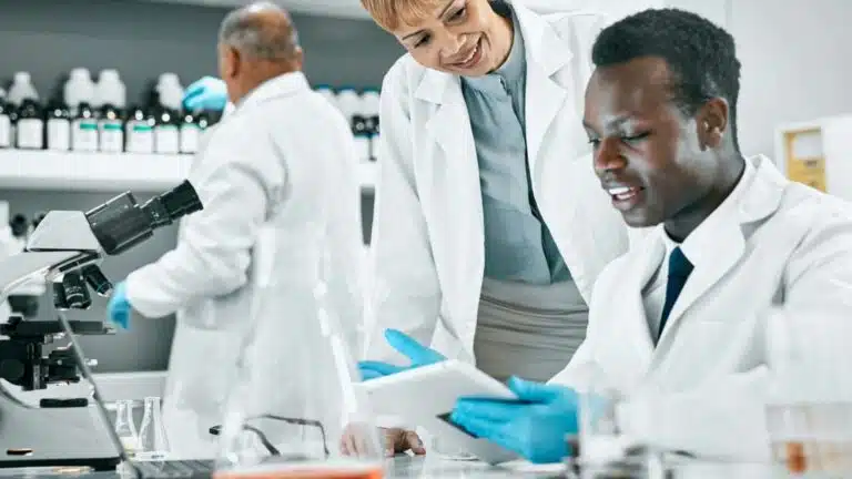 hombre trabajando en procesamiento de nanotecnología