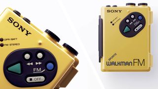 O Sony Walkman WM-F5 em um fundo branco