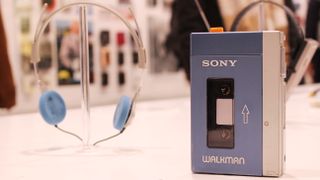 El Walkman TPS-L2 original de Sony en una tienda