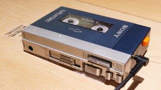 Ein Sony Walkman TPS-L2 sitzt auf einem Holztisch