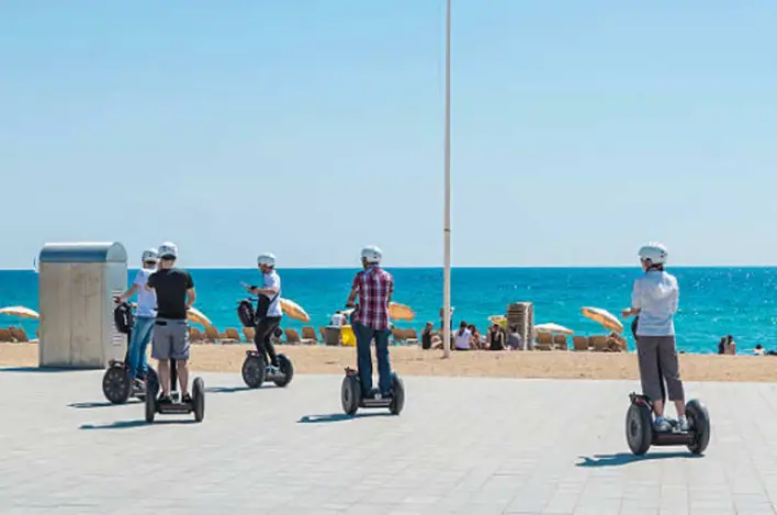 Explorarea scenei cu trotinete Segway din Australia, de la emoții turistice la chic pentru navetiști