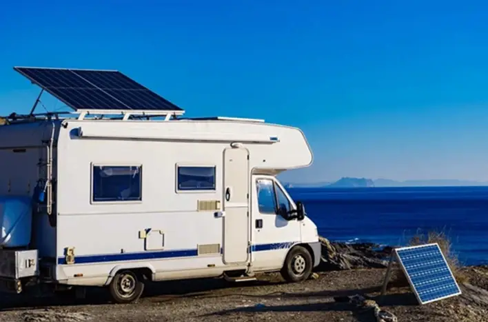 Compatibilidad de paneles solares con dispositivos de camping.