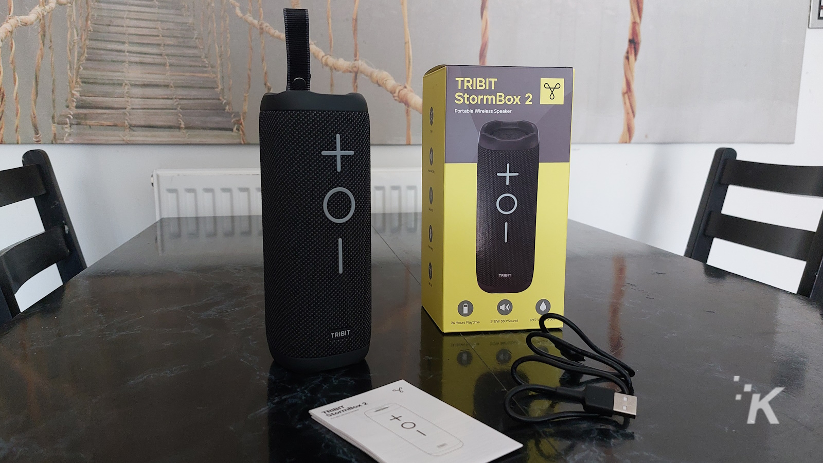 Altoparlante wireless portatile Tribit StormBox 2 sul tavolo.