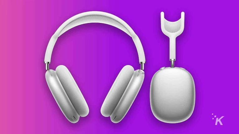 airpods max sobre fondo morado