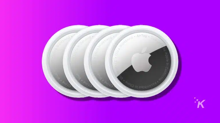 รูปภาพของ airtags ของ Apple บนพื้นหลังสีม่วง