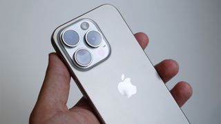 iPhone 15 Pro mengulas kamera sudut genggam belakang