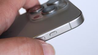 iPhone 15 Pro レビュー アクションボタンマクロ手持ち