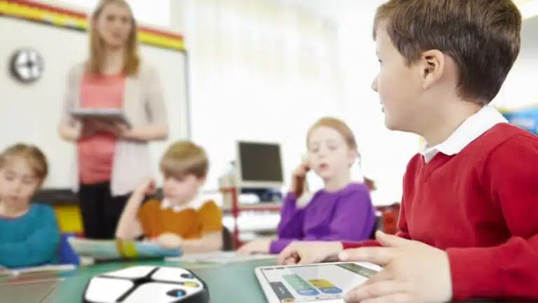 Lehrer und Schüler im Klassenzimmer