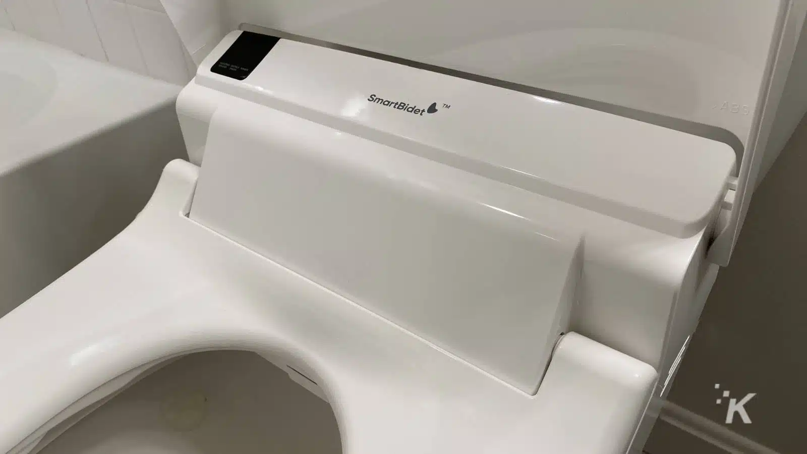 Klozet kapağına SmartBidet eklentisi.