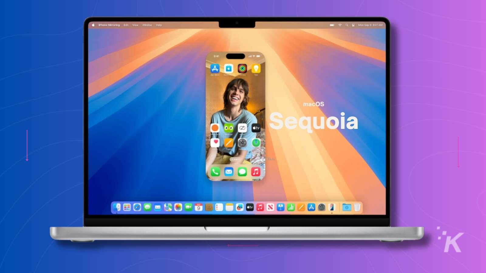 MacBook su cui è visualizzato macOS Sequoia con lo schermo di un iPhone specchiato sul display.