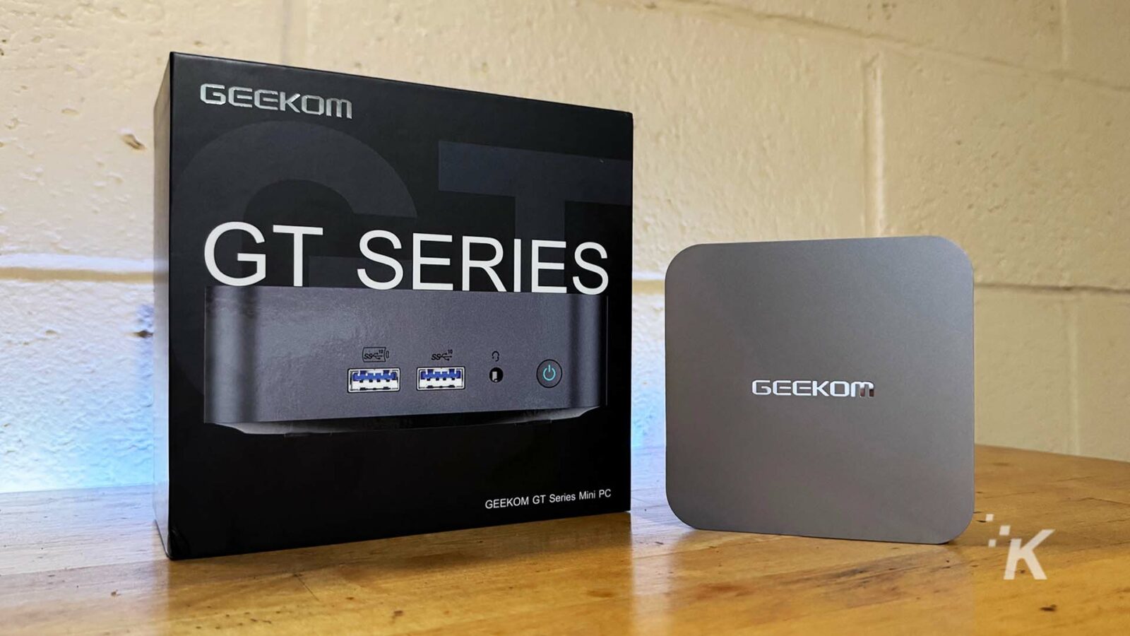 มินิพีซี GEEKOM GT Series บนโต๊ะ