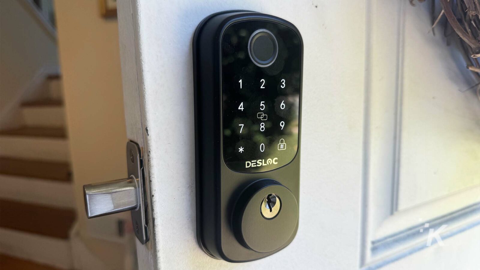 Цифровой смарт-замок крупным планом на открытом воздухе DESLOC B200 Finerprint Smart Lock на открытом воздухе