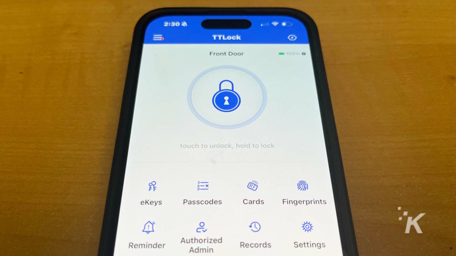 Application TTLock sur l'écran du téléphone affichant l'état de la porte d'entrée.