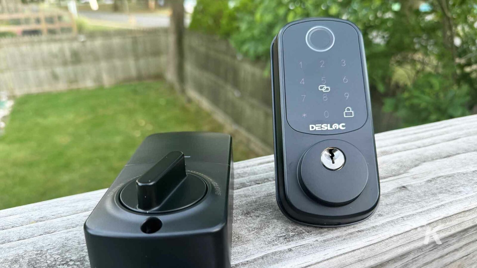 Desloc Smart Lock am Außengeländer