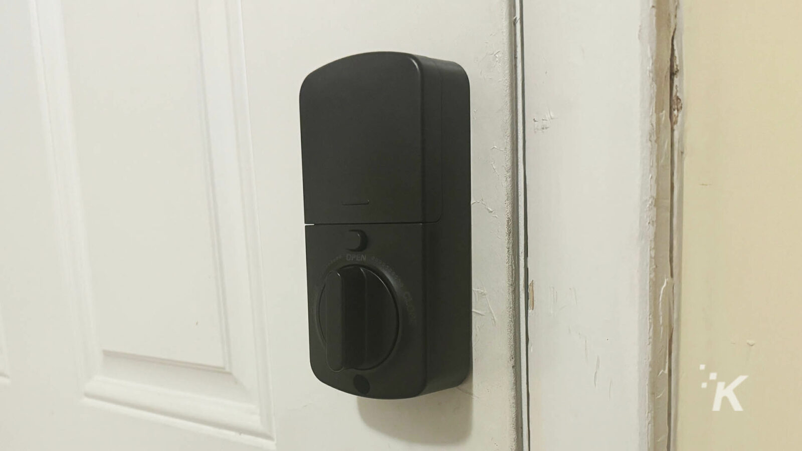 Desloc B200 Smart Lock am Außengeländer