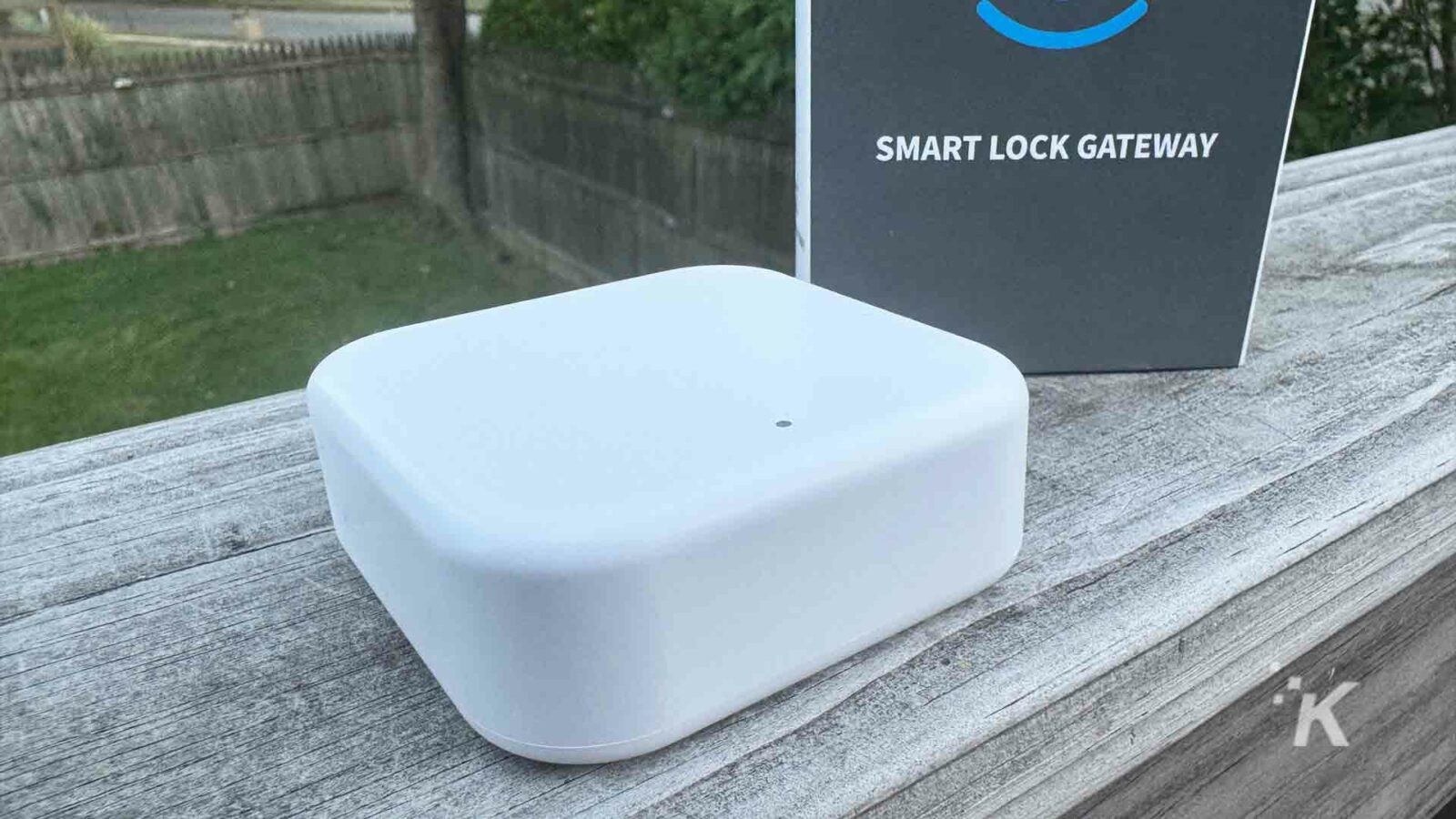 Dispositivo Smart Lock Gateway, al aire libre sobre una plataforma de madera