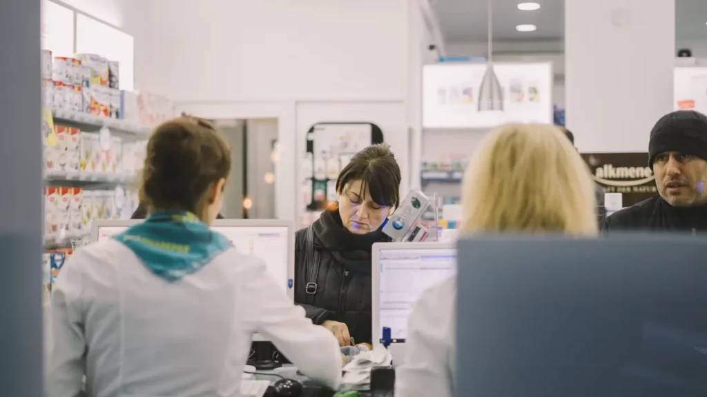 personas trabajando en una farmacia