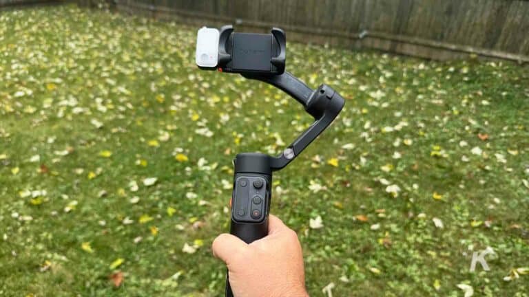 iSteady V3 gimbal pada latar belakang rumput