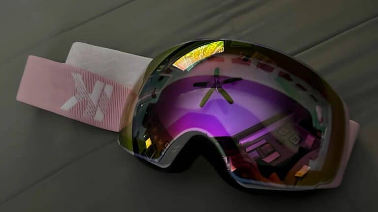 Skibrille mit rosa Band und reflektierender Linse.