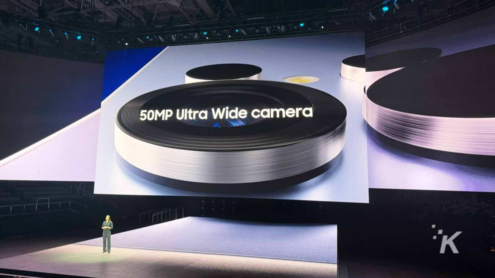 Samsung'un ambalajsız 2025 etkinliğinde 50MP Ultra Geniş Kamera ekranı.