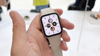 Yeni Apple Watch SE 2'nin görüntüsü