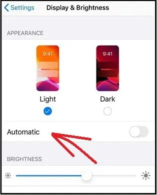 Tab otomatis untuk mengaktifkan mode gelap secara otomatis di iPhone Anda