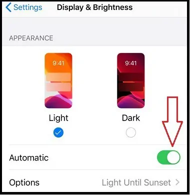 Seleccionar la opción Automático para activar el modo oscuro automáticamente en su iPhone después del atardecer