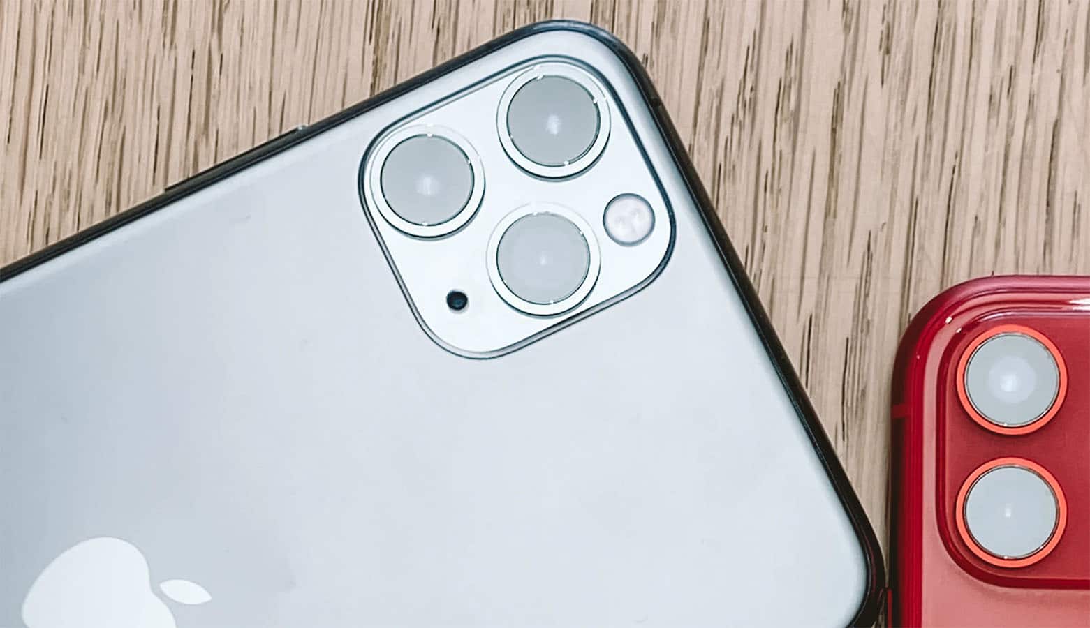 smartphones iphone 11 na mesa testando a duração da bateria