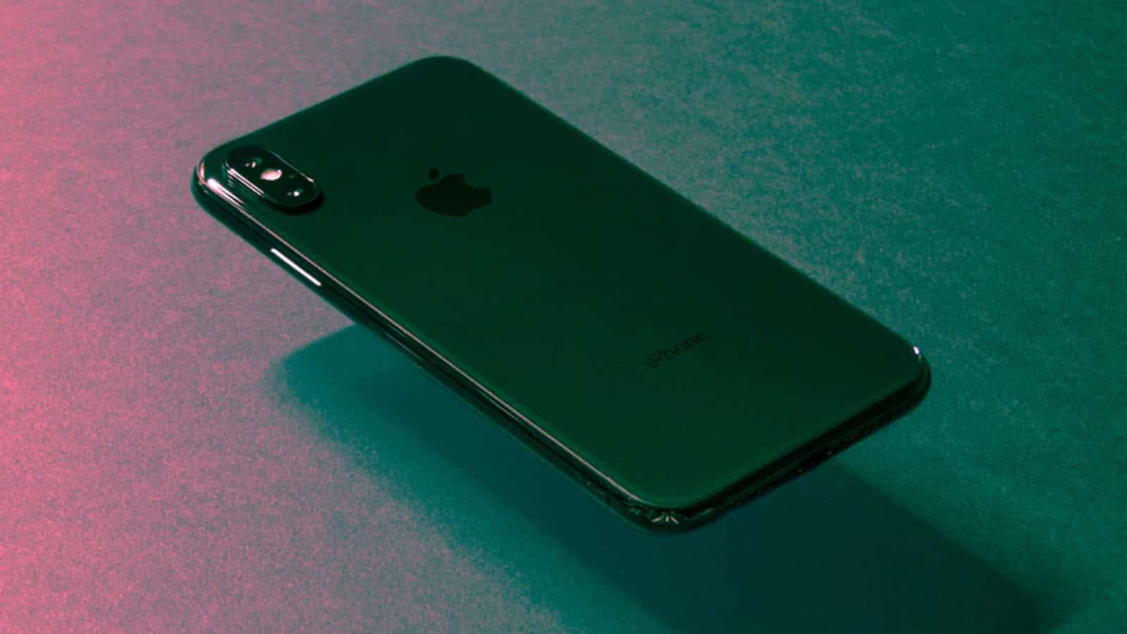 Apple iphone unosi się w powietrzu