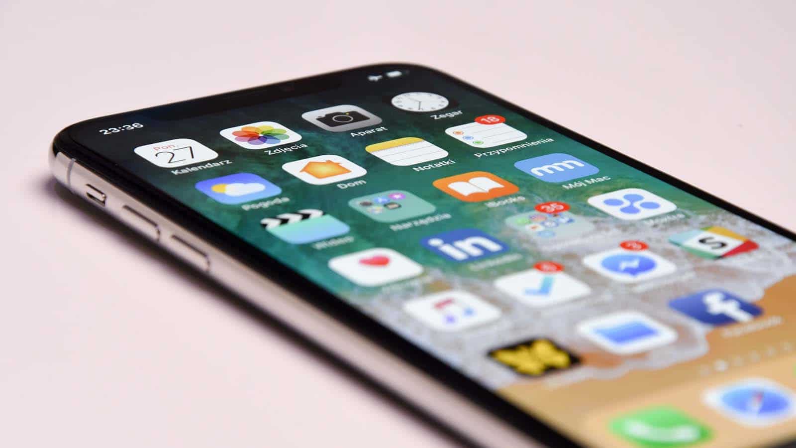 Apple iPhone wyświetla aplikacje na stole