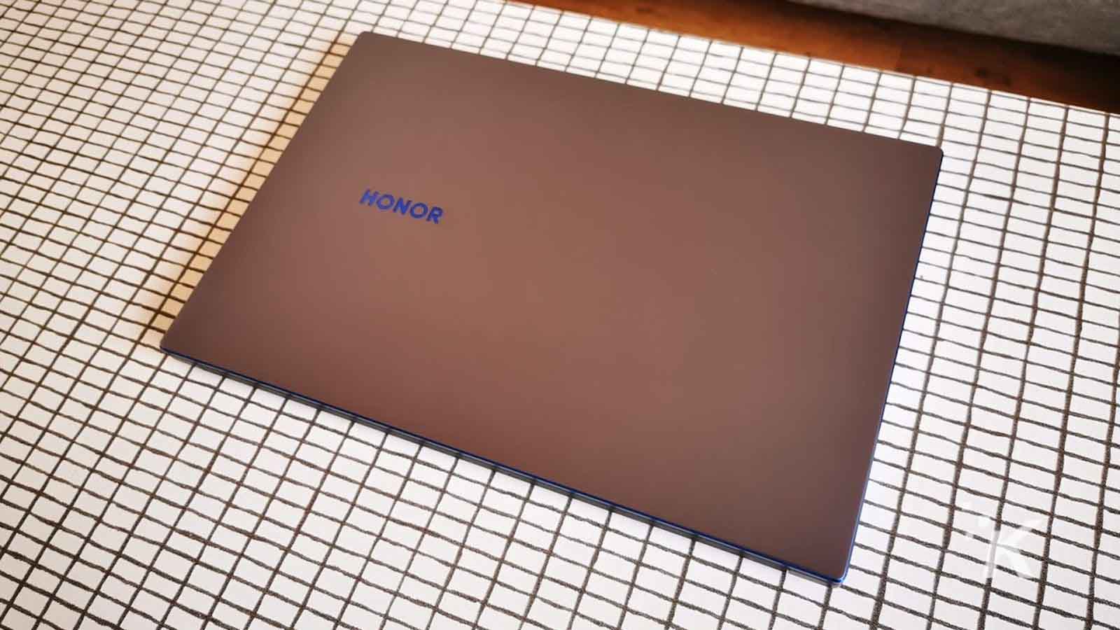 Honor Magicbook 14 auf dem Tisch