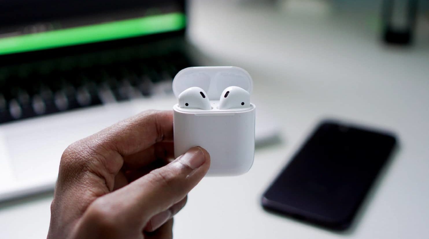 Apple-Airpods werden gehalten