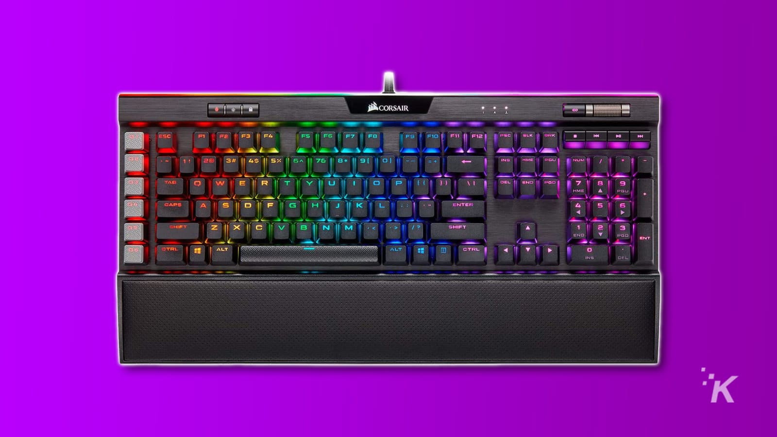 corsair k95 sobre fondo morado