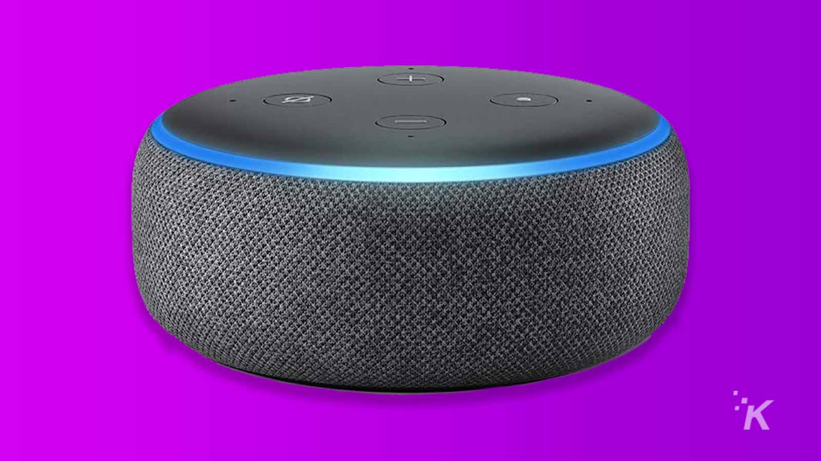 amazon echo dot sobre fondo morado