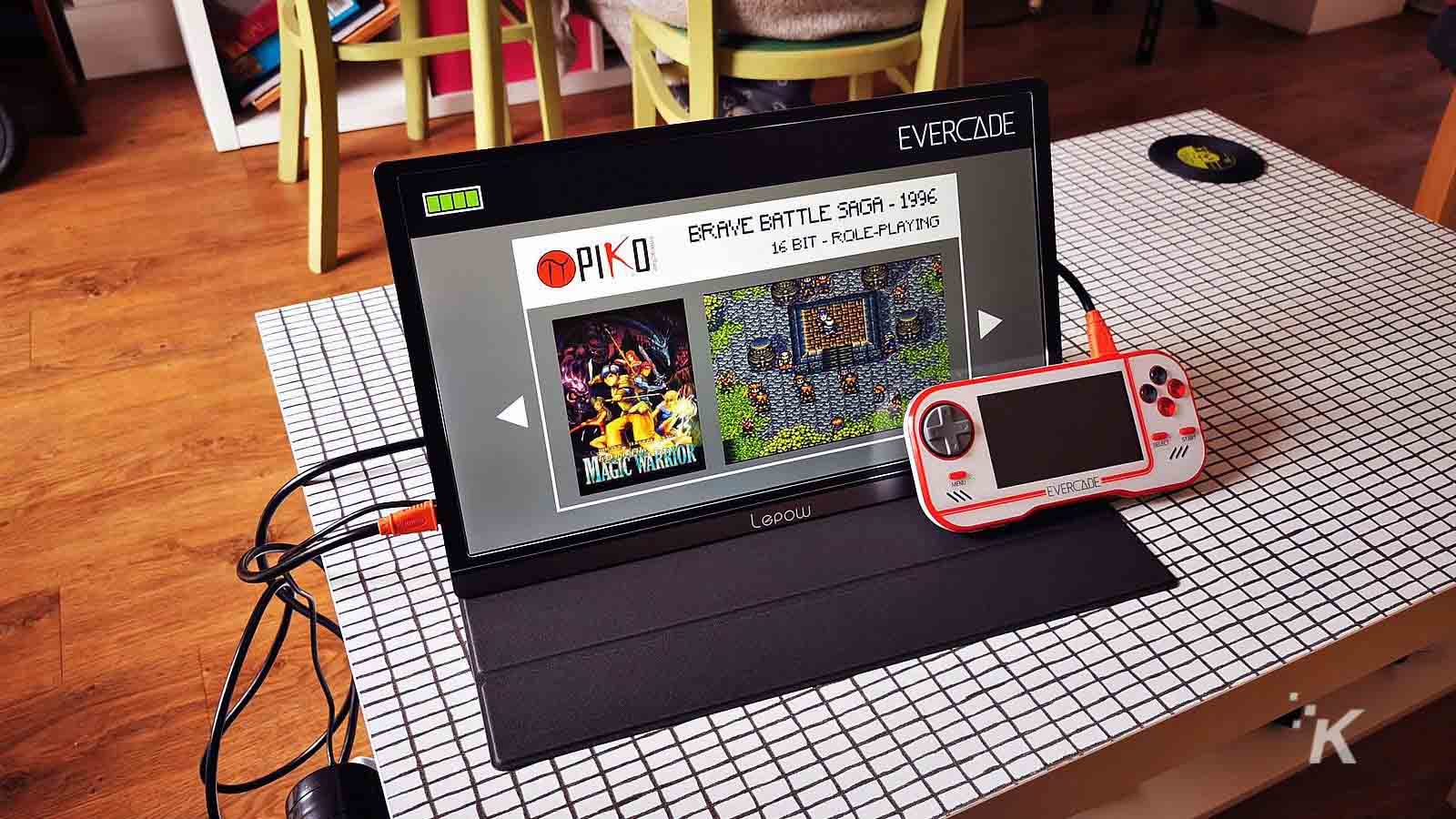 pantalla lepow en la mesa con juegos retro