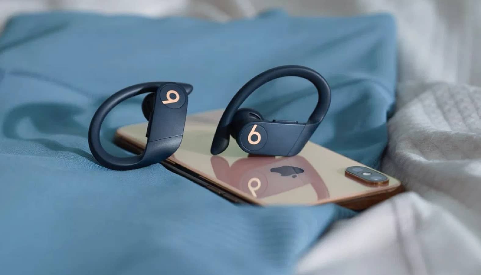 powerbeats pro bate fones de ouvido sem fio sentados no iphone