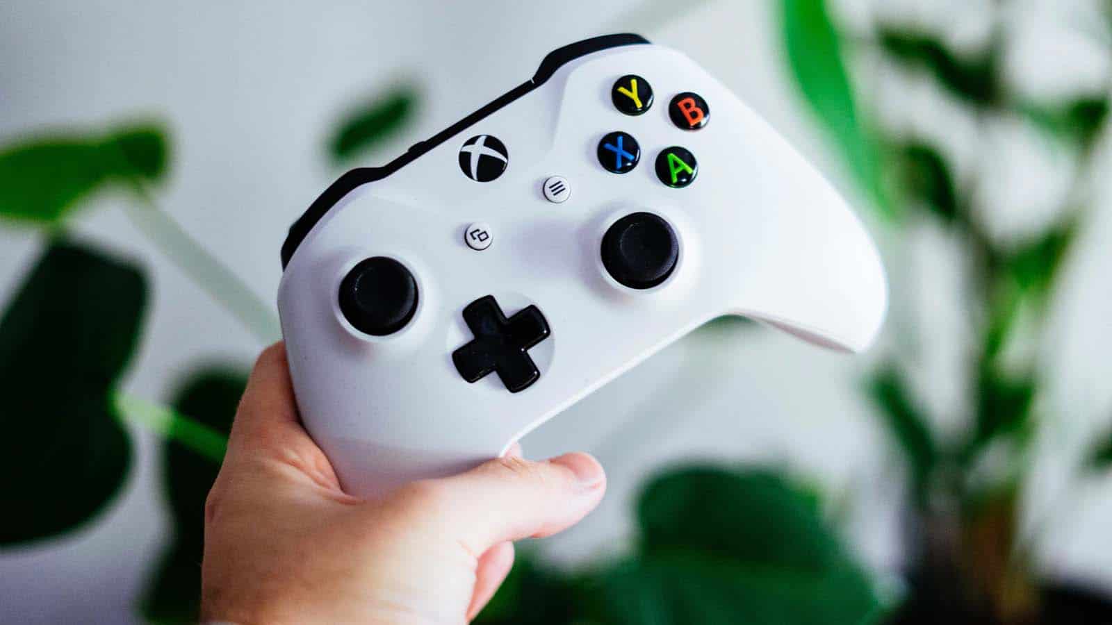 xbox one controlador na mão