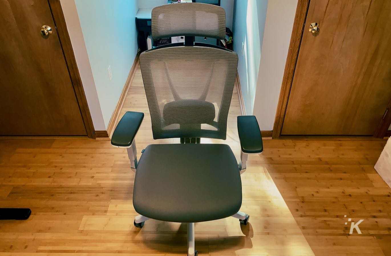 ergochair 2 المستقلة مراجعة ميزة knowtechie