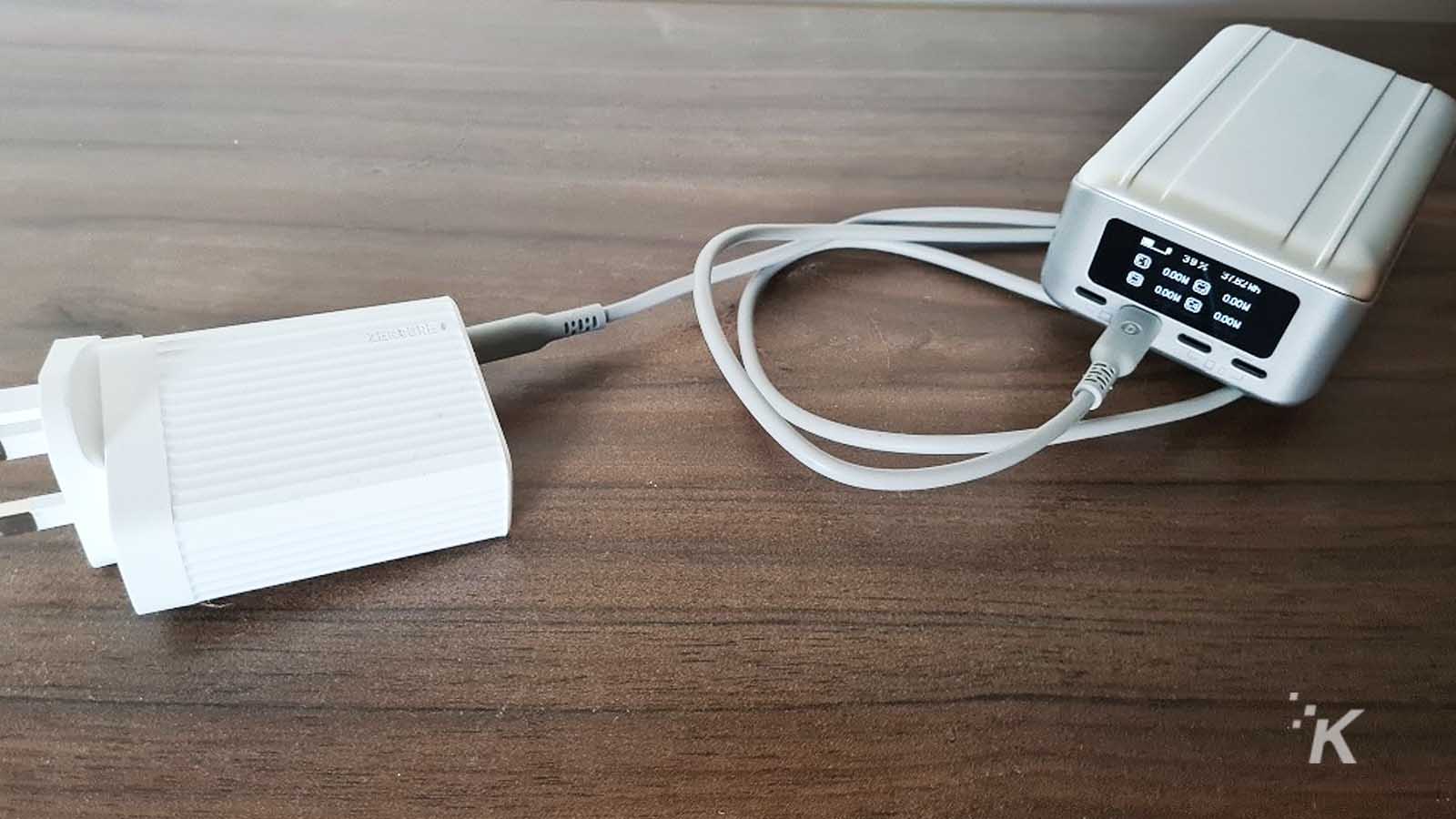 pengisi daya powerbank di atas meja