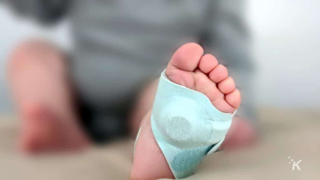 Chaussette intelligente owlet sur pied de bébé