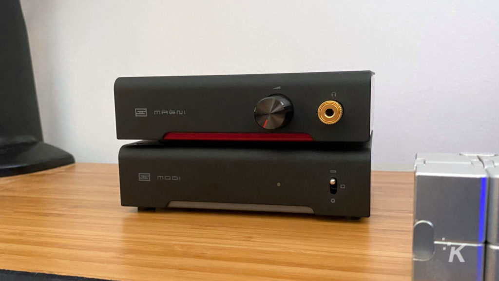 schiit magni modi amp dac stack บนโต๊ะทำงาน