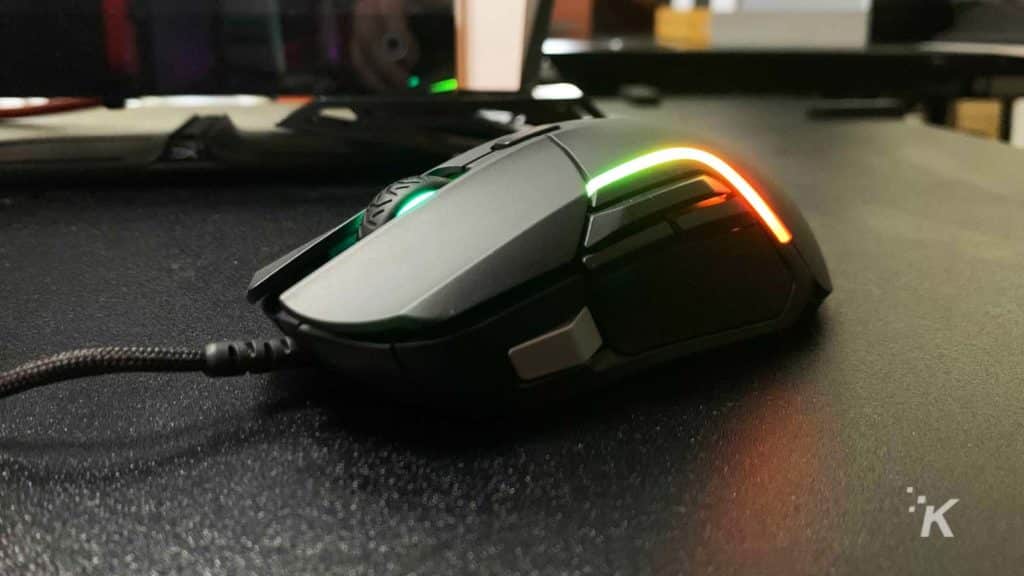 mouse de gaming pe birou