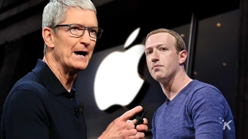 Tim Cook și Mark Zuckerberg în fața siglei Apple