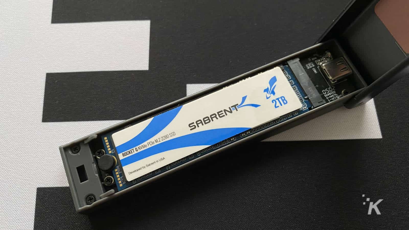 인클로저 내부의 sabrent 로켓 q nvme