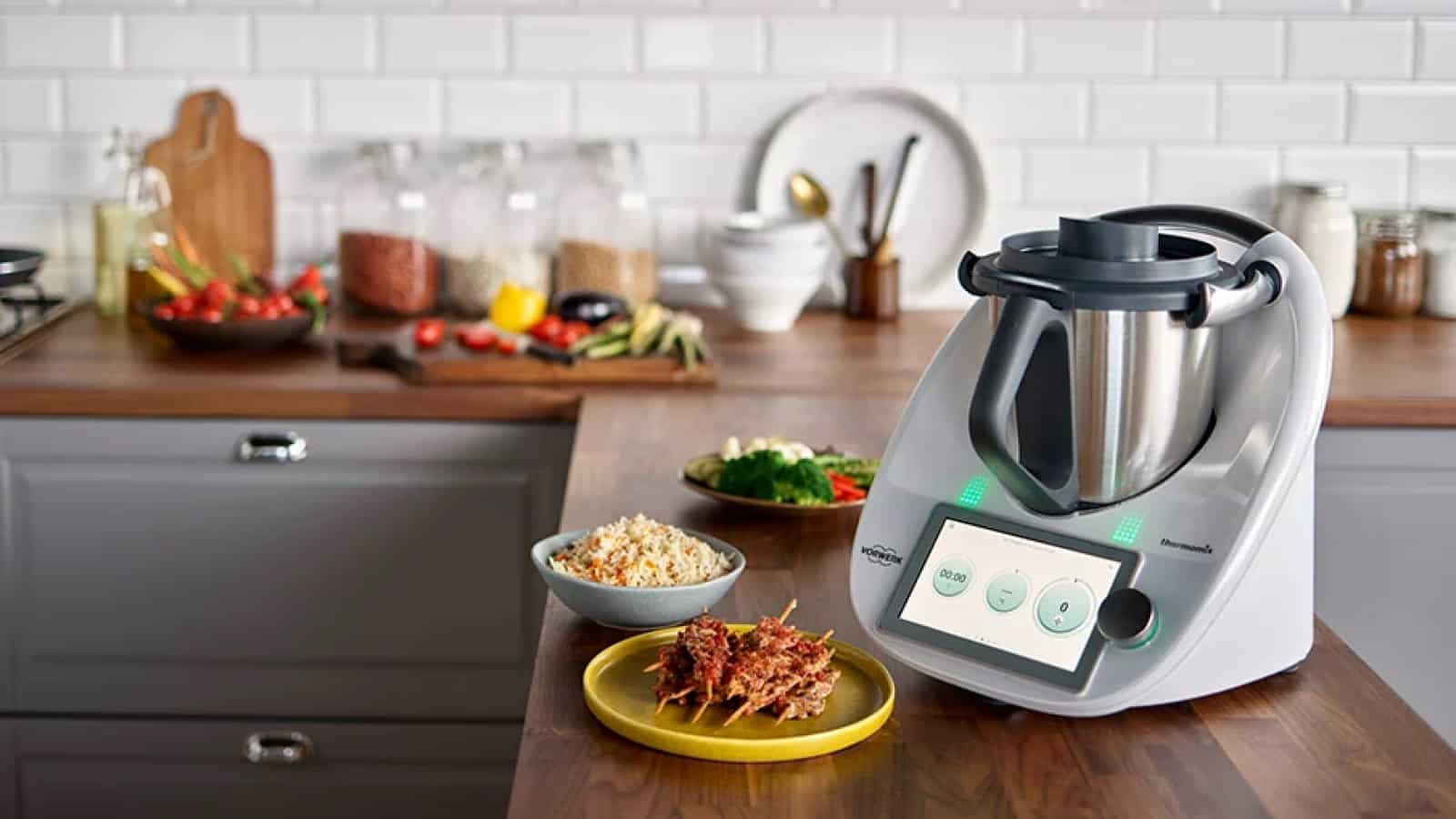 dispositivo de cocina inteligente thermomix tm6 en la encimera de la cocina