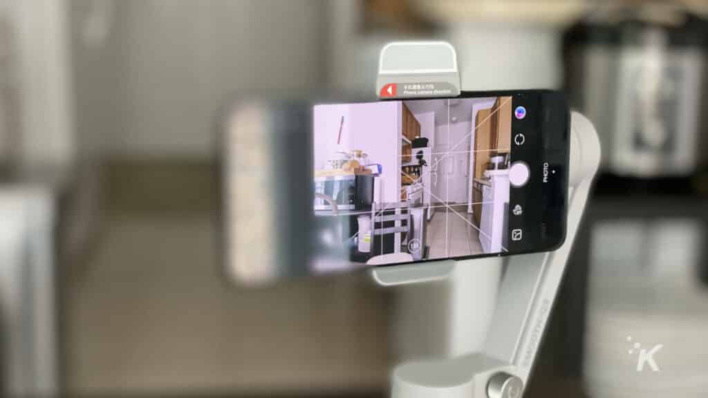 zhiyun smooth q3 gimbal sedang digunakan