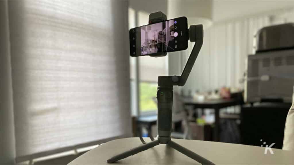 zhiyun smooth q3 gimbal di atas meja