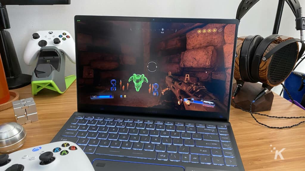 laptop jogando doom