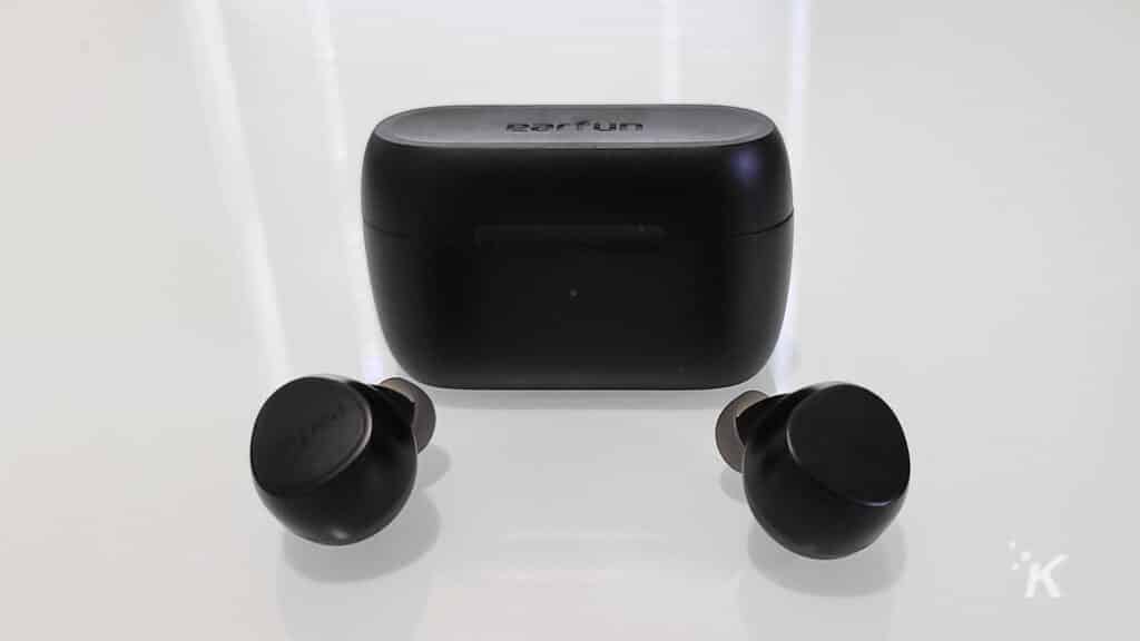 earbud hitam di atas meja